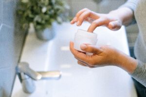 Adiós a los malos hábitos: Cuida tu piel con estos tips