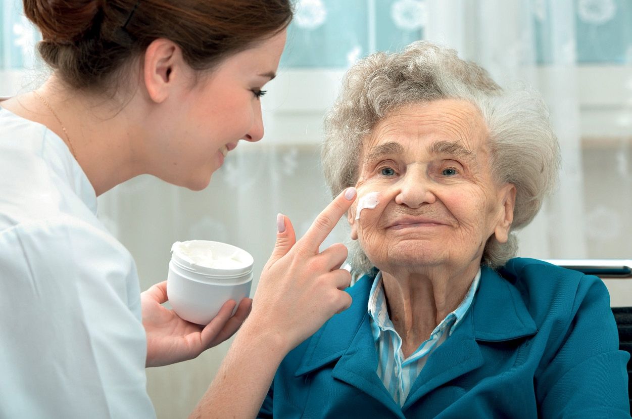 Consejos esenciales para el cuidado de la piel en adultos mayores: mantén tu piel sana y radiante a cualquier edad.