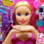 Diseña el look perfecto: Maquillaje y peinado de Barbie.