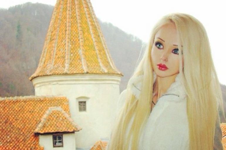 Diviértete con los mejores juegos de maquillaje de Barbie en Poki.