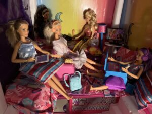 Diviértete con el juego de maquillaje de Barbie: ¡Crea estilos asombrosos!