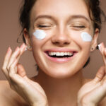Descubre la base ideal para tu maquillaje – Encuentra la fórmula perfecta para un rostro impecable.
