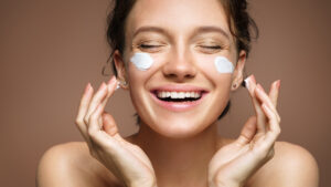 Descubre la base ideal para tu maquillaje – Encuentra la fórmula perfecta para un rostro impecable.