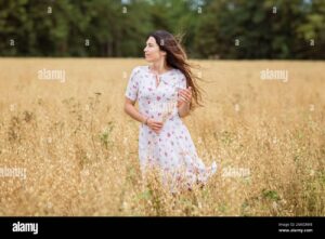 Encuentra el maquillaje perfecto para resaltar tu Belleza morena con un vestido blanco