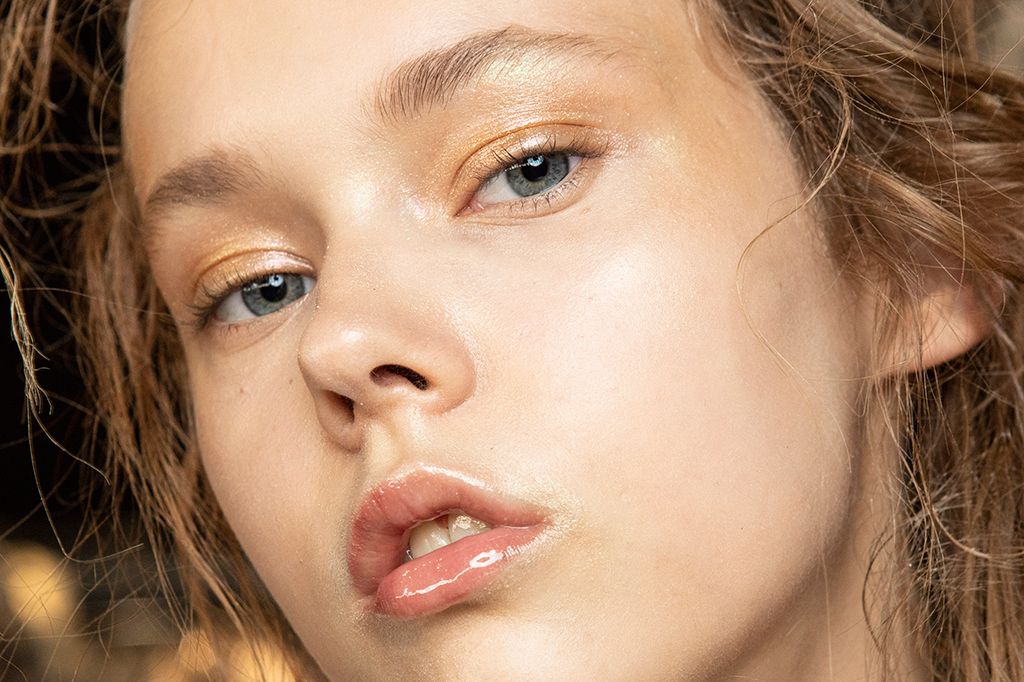 ¡Logra un acabado perfecto sin brillo! Encuentra la mejor base de maquillaje para Belleza grasa.