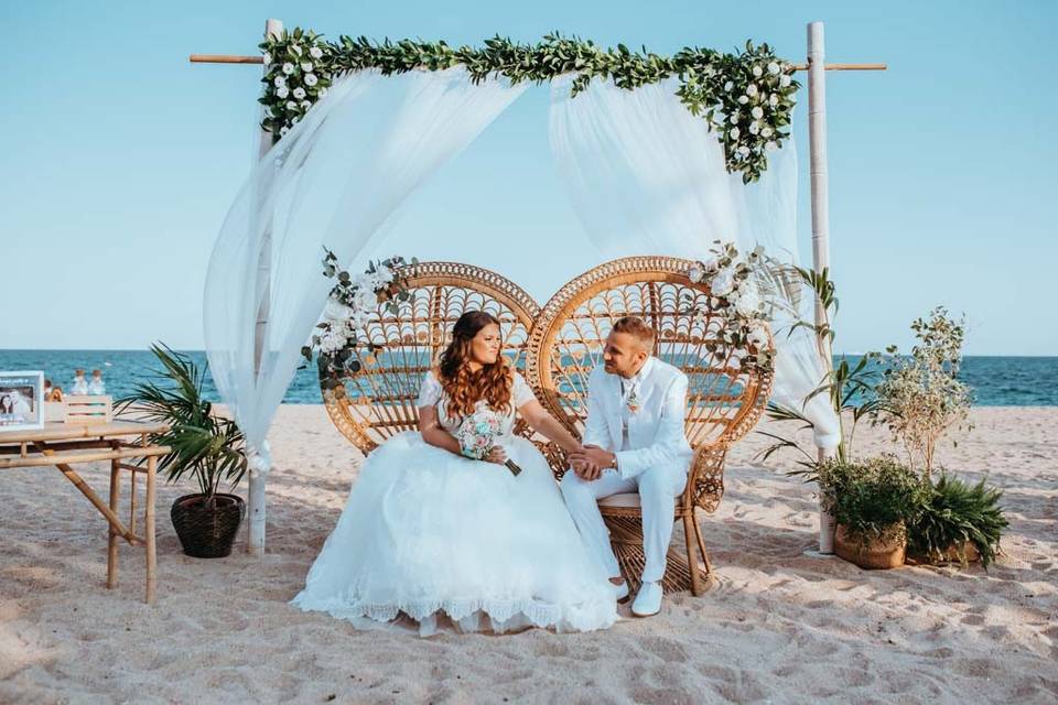 ¡Descubre el maquillaje perfecto para tu boda en la playa! Disfruta de un look natural y radiante con nuestros consejos y productos recomendados. Perfecto para novias en busca de frescura y luminosidad. ¡Haz clic aquí!