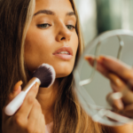 Descubre el secreto del brillo perfecto con nuestro maquillaje de calidad.