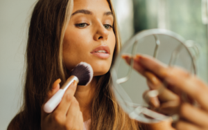 Descubre el secreto del brillo perfecto con nuestro maquillaje de calidad.