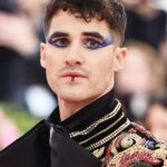 Descubre el maquillaje glitter para hombres: brillo y estilo masculino