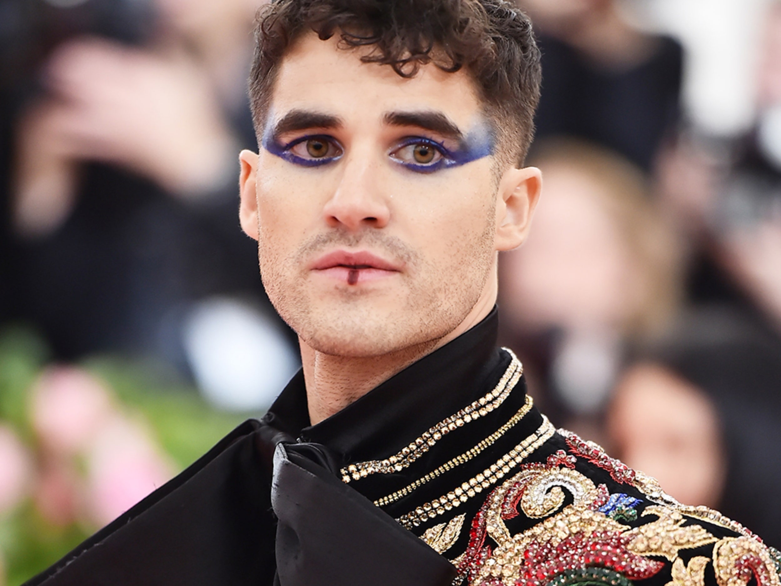 Descubre el maquillaje glitter para hombres: brillo y estilo masculino