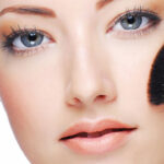 Brocha profesional para una aplicación perfecta de la base de maquillaje.