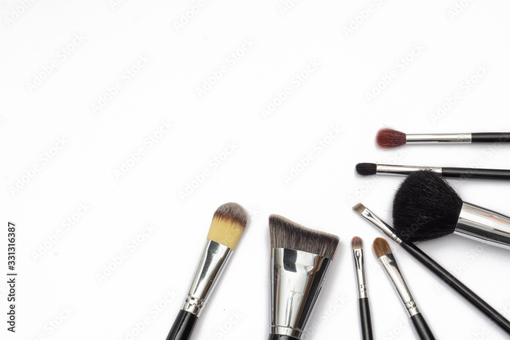 Consigue un impecable look con nuestro estuche de brochas de maquillaje