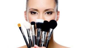 Descubre los mejores tipos de brochas de maquillaje para un acabado perfecto.