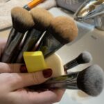 Descubre cómo limpiar tus brochas de maquillaje de forma efectiva