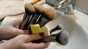 Descubre cómo limpiar tus brochas de maquillaje de forma efectiva