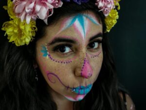 Descubre los mejores tutoriales de maquillaje para catrinas en niñas y sorpréndete con su transformación.
