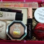 Aprende a hacer una cesta de maquillaje perfecta para regalar.