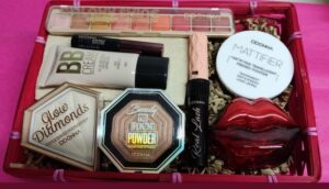 Aprende a hacer una cesta de maquillaje perfecta para regalar.