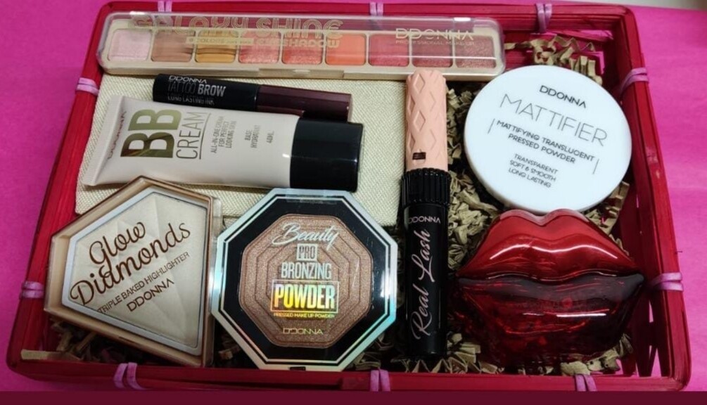 Aprende a hacer una cesta de maquillaje perfecta para regalar.