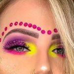 Descubre el maquillaje flúor en Chile y sorprende con tu look vibrante y moderno.