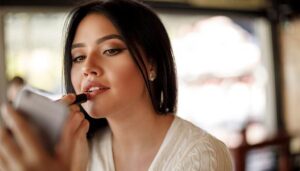 Encuentra el maquillaje perfecto en azul y blanco: ¡deslumbra con estilo!