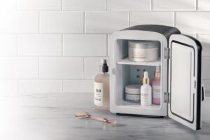 Conserva la frescura de tu piel con la nevera de cuidado facial
