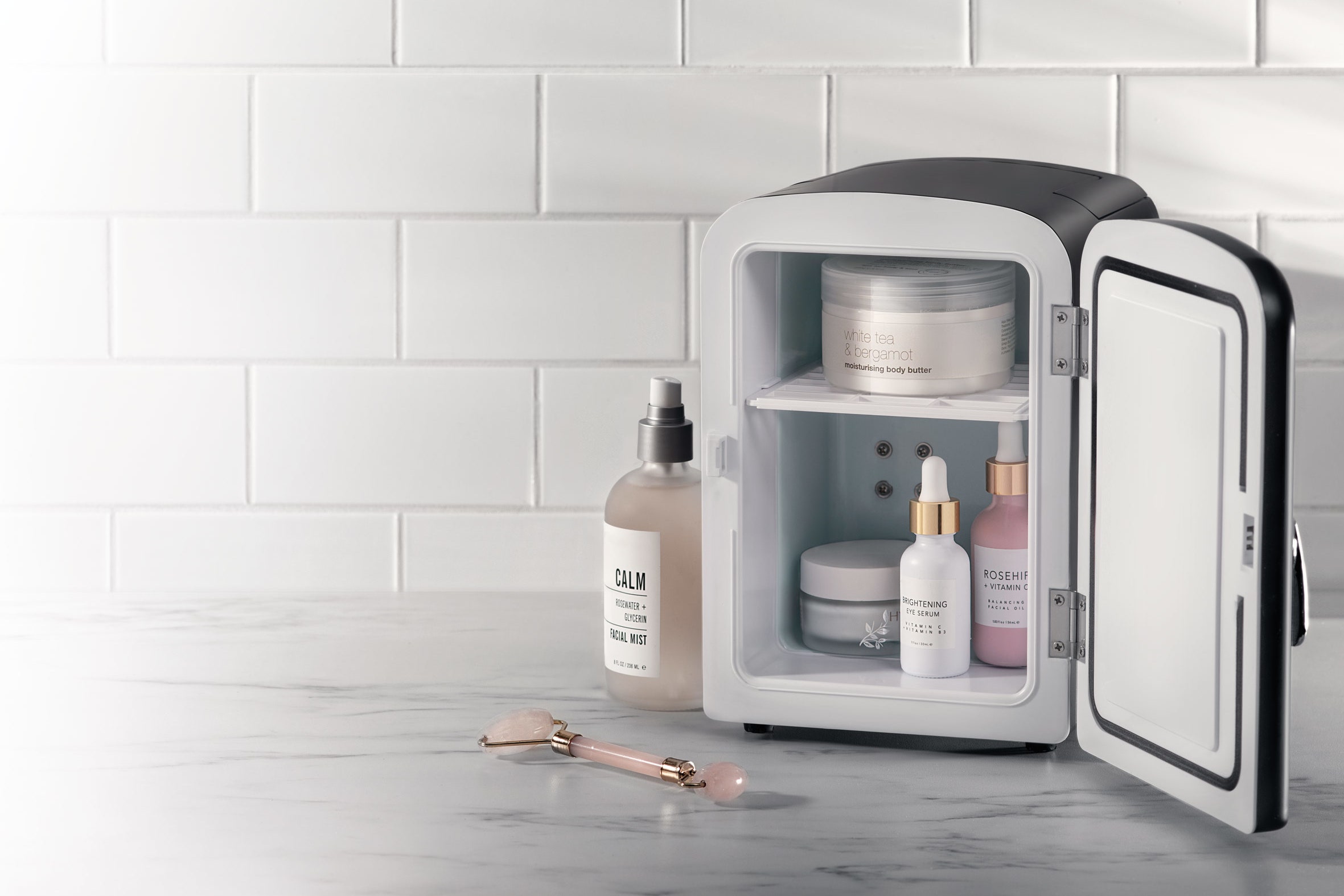 Conserva la frescura de tu piel con la nevera de cuidado facial