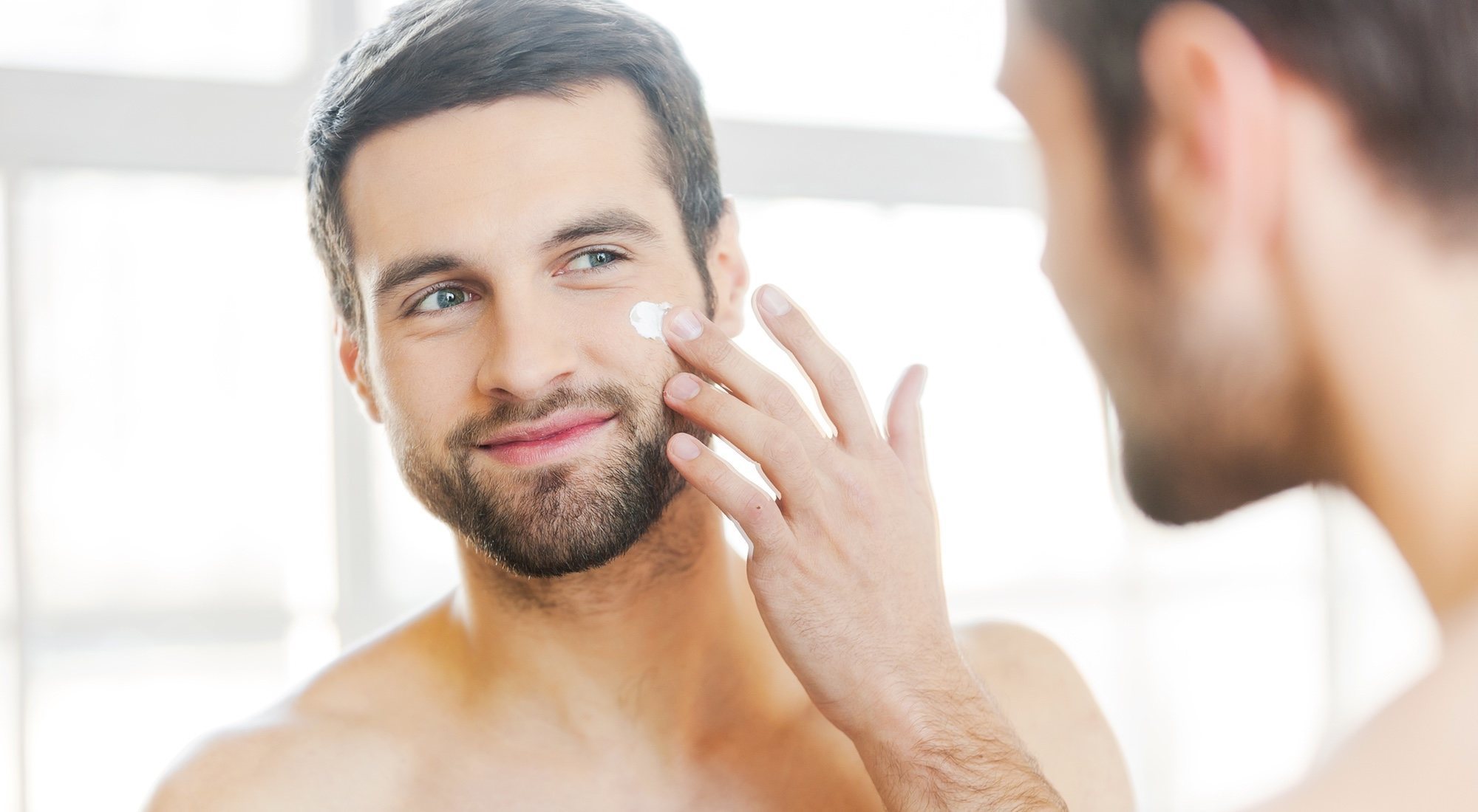 Consigue una piel radiante con la rutina de cuidado facial para hombre