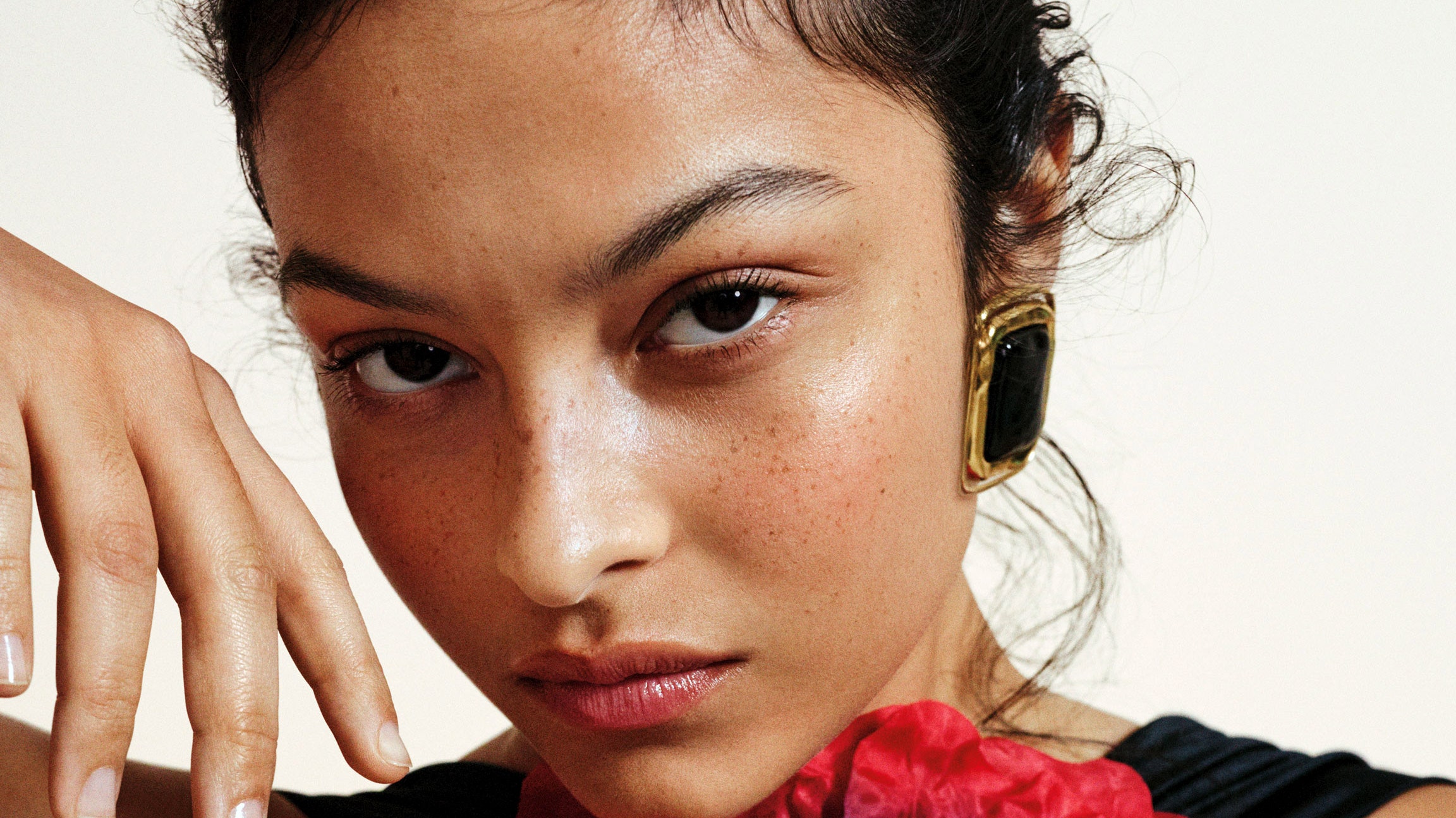 Consigue una piel radiante con la rutina de Jorja Smith