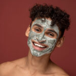 Consigue una piel radiante con nuestra rutina de skincare para hombres