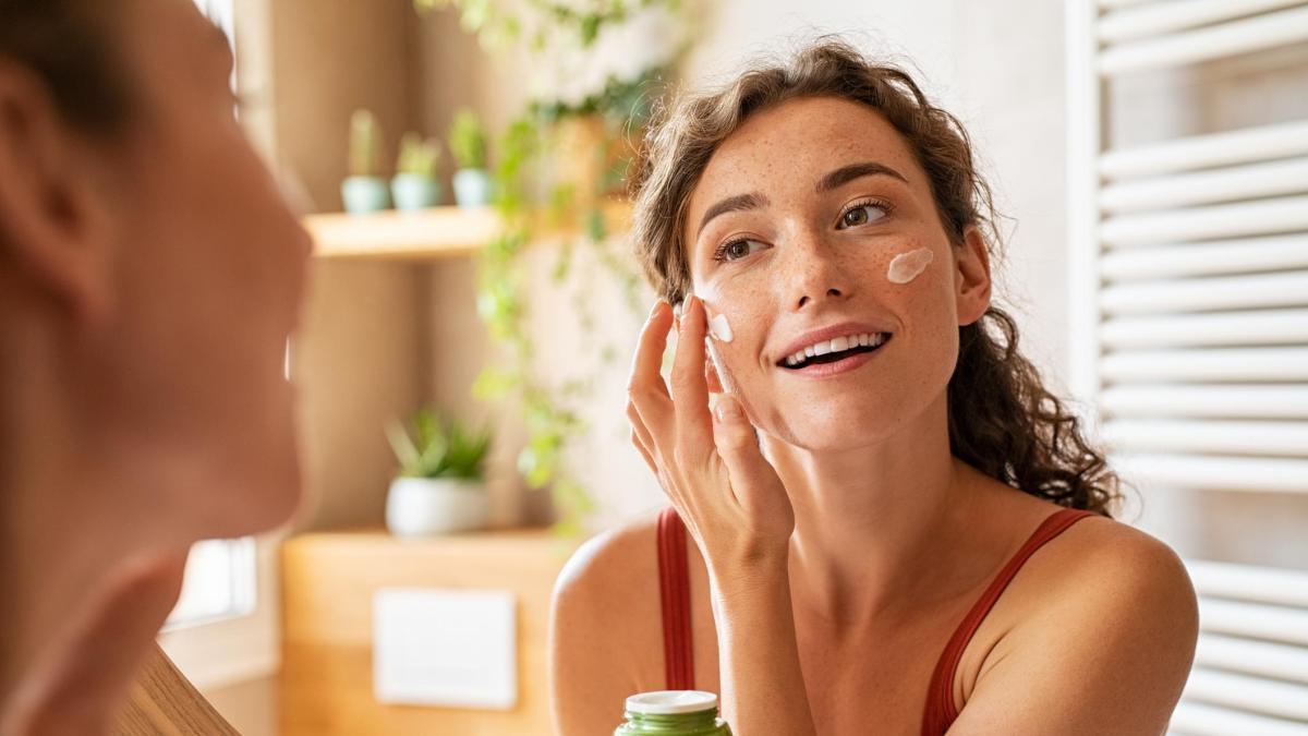 Consigue una piel radiante con productos de cuidado asequibles