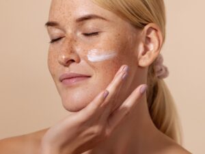 Consigue una piel radiante con skincare económico en México
