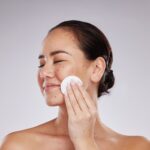 Controla la piel grasa masculina con estos tips de skincare