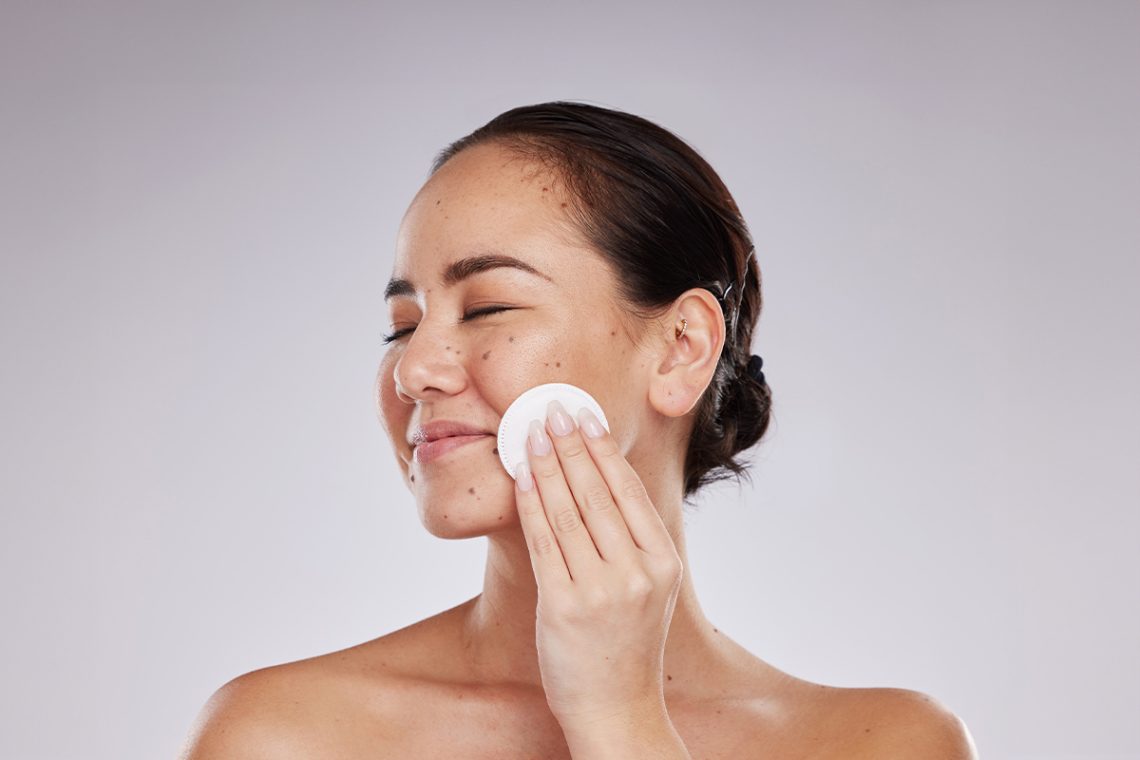 Controla la piel grasa masculina con estos tips de skincare