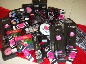 Descubre los precios de los cosméticos Mac Hello Kitty y luce radiante