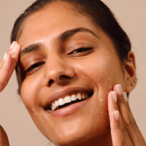 Cremas Exfoliantes y Peelings: Guía Completa para una Piel Radiante