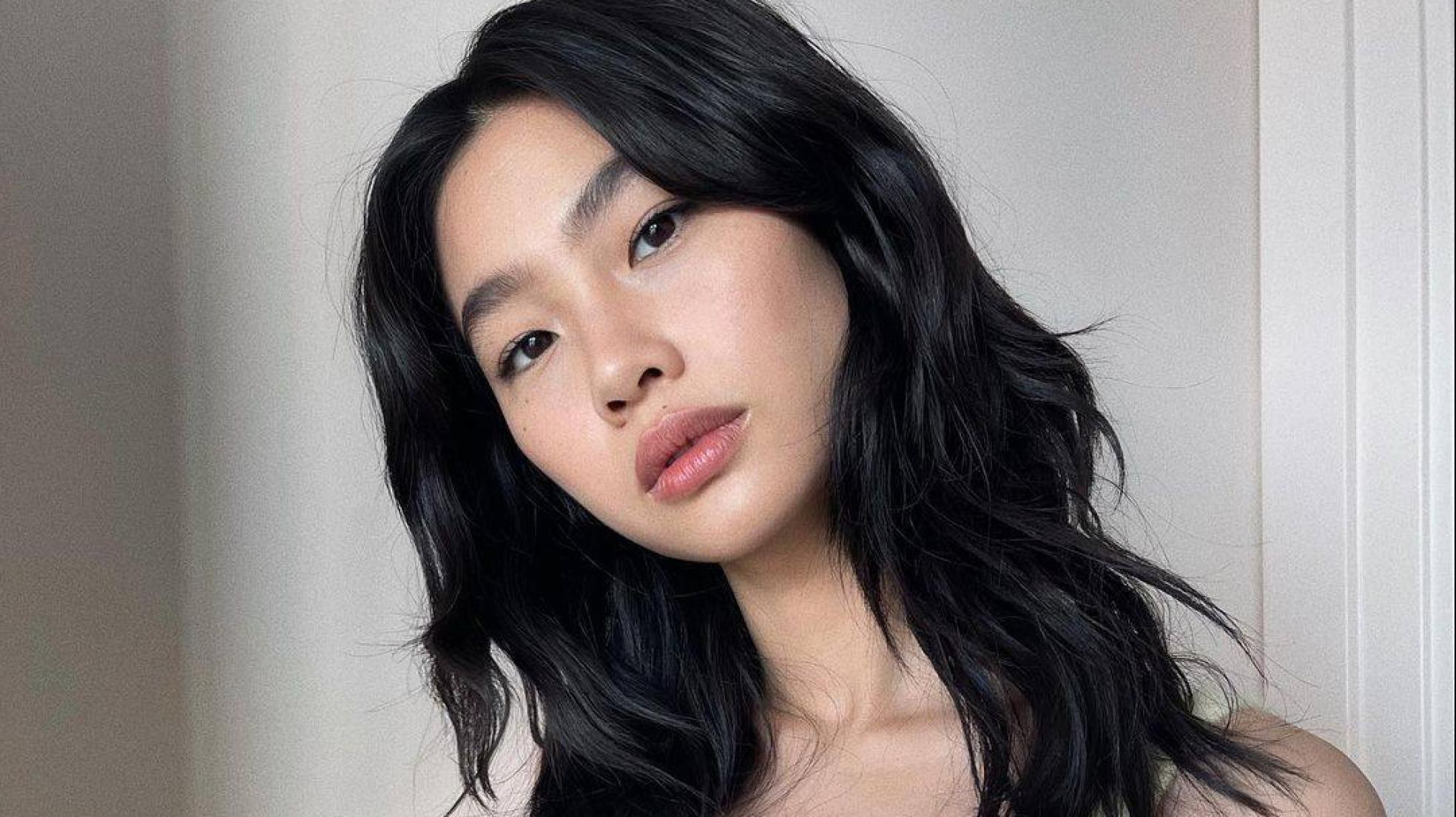 Cuidado de piel coreano con retinol: radiante y rejuvenecida