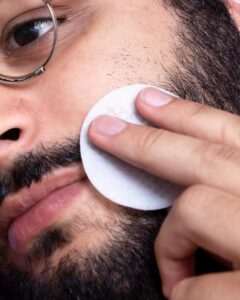 Cuidado facial masculino: Productos esenciales para una piel saludable