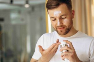Elimina el brillo con nuestro skincare para piel grasa masculina
