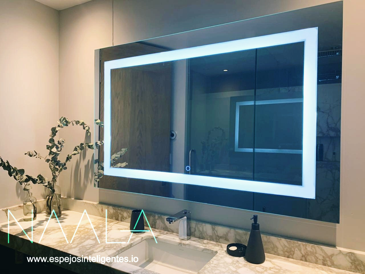 Descubre el espejo con luz perfecto para tu maquillaje en IKEA.