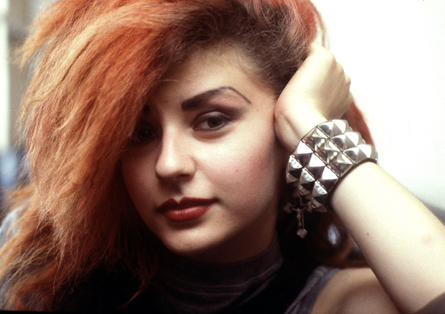Descubre el maquillaje en los años 80 y revive la moda iconic.