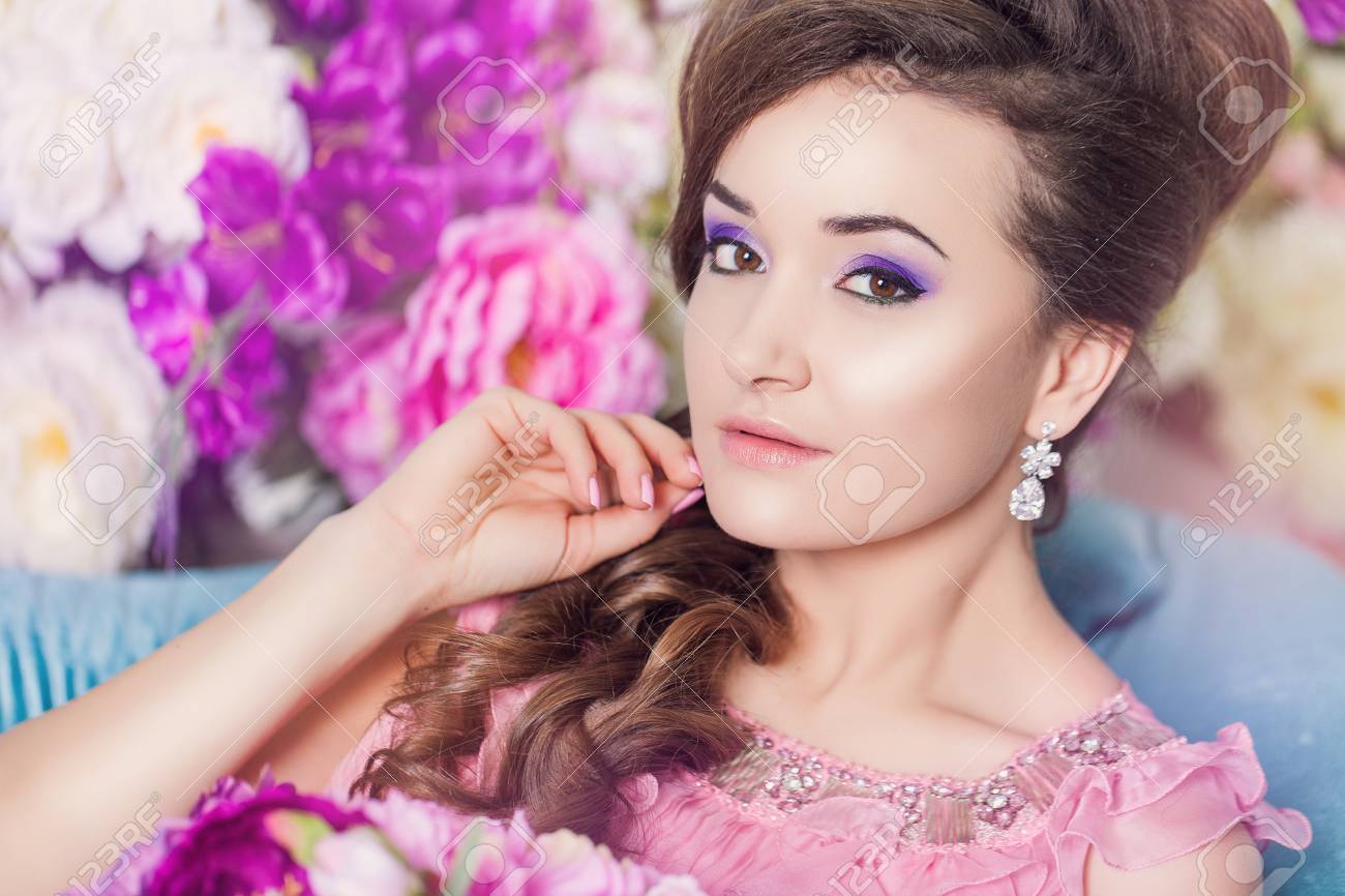 Descubre el encanto vintage con maquillaje pin up. Obtén un look retro y sensual con nuestros productos especializados. Ideal para amantes de lo vintage.
