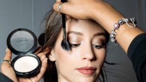 Descubre nuestro estuche con maquillaje: ¡El kit perfecto para resaltar tu Belleza!