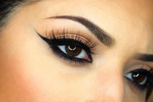 Crea una mirada cautivadora con nuestro eyeliner maquillaje. Descubre cómo resaltar tus ojos y lucir espectacular. ¡Entra ahora!