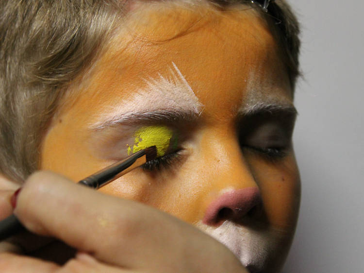Aprende a hacer maquillaje de gato fácil para niños y diviértete.