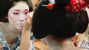 Descubre el arte del maquillaje geisha y resalta tu Belleza