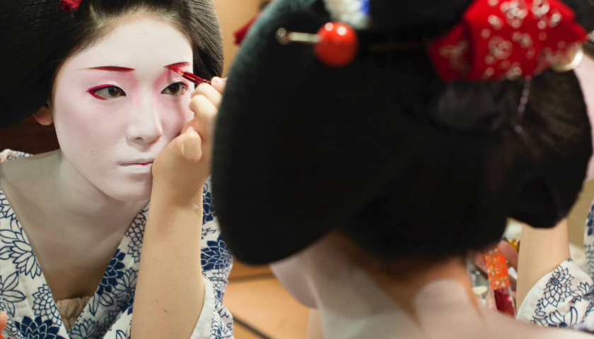 Descubre el arte del maquillaje geisha y resalta tu Belleza