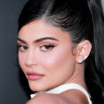 Descubre los secretos del maquillaje de Kylie Jenner y luce como una estrella