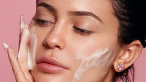 La piel perfecta de Kylie: descubre su secreto con Kylie Skincare