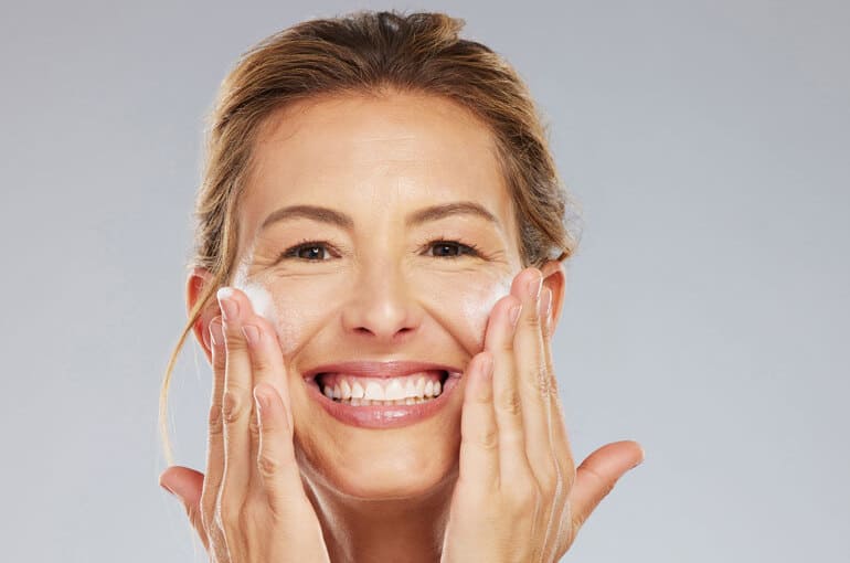 La rutina de cuidado facial para los 60s: consejos imprescindibles